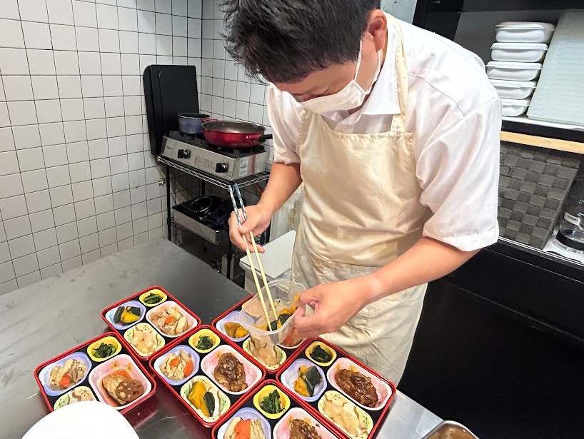 お弁当を手作りしている様子